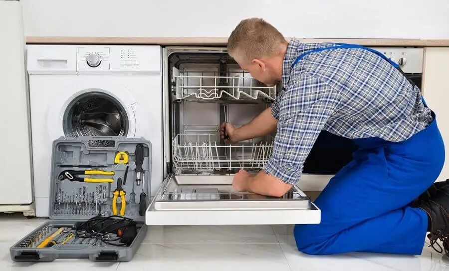 Bayraklı Beko servisi teknisyen ekibi beyaz eşya tamiri yaparken